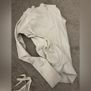 Lulu cable kit texture warm gear long sleeve pullover athletic shirt.